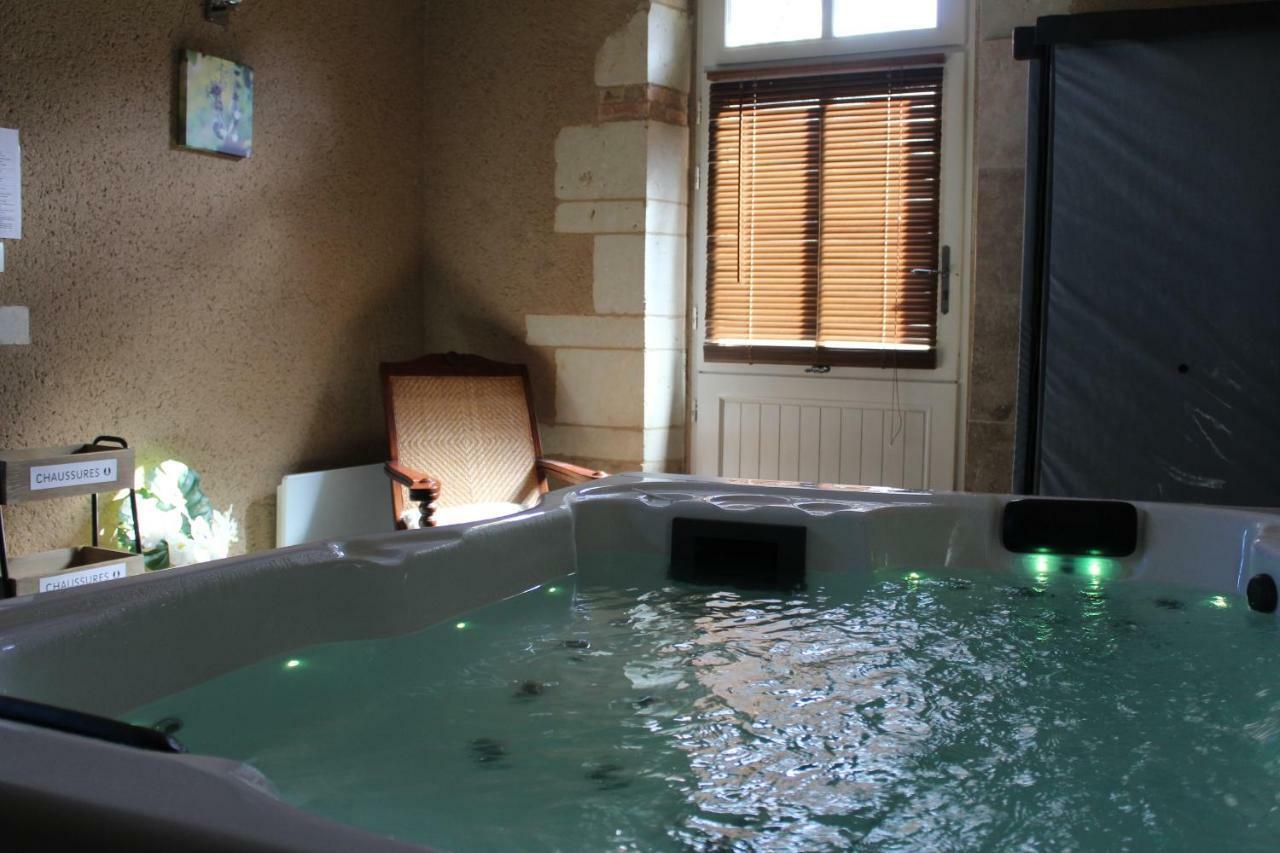 Hotel & Spa Chai De La Paleine Le Puy-Notre-Dame エクステリア 写真